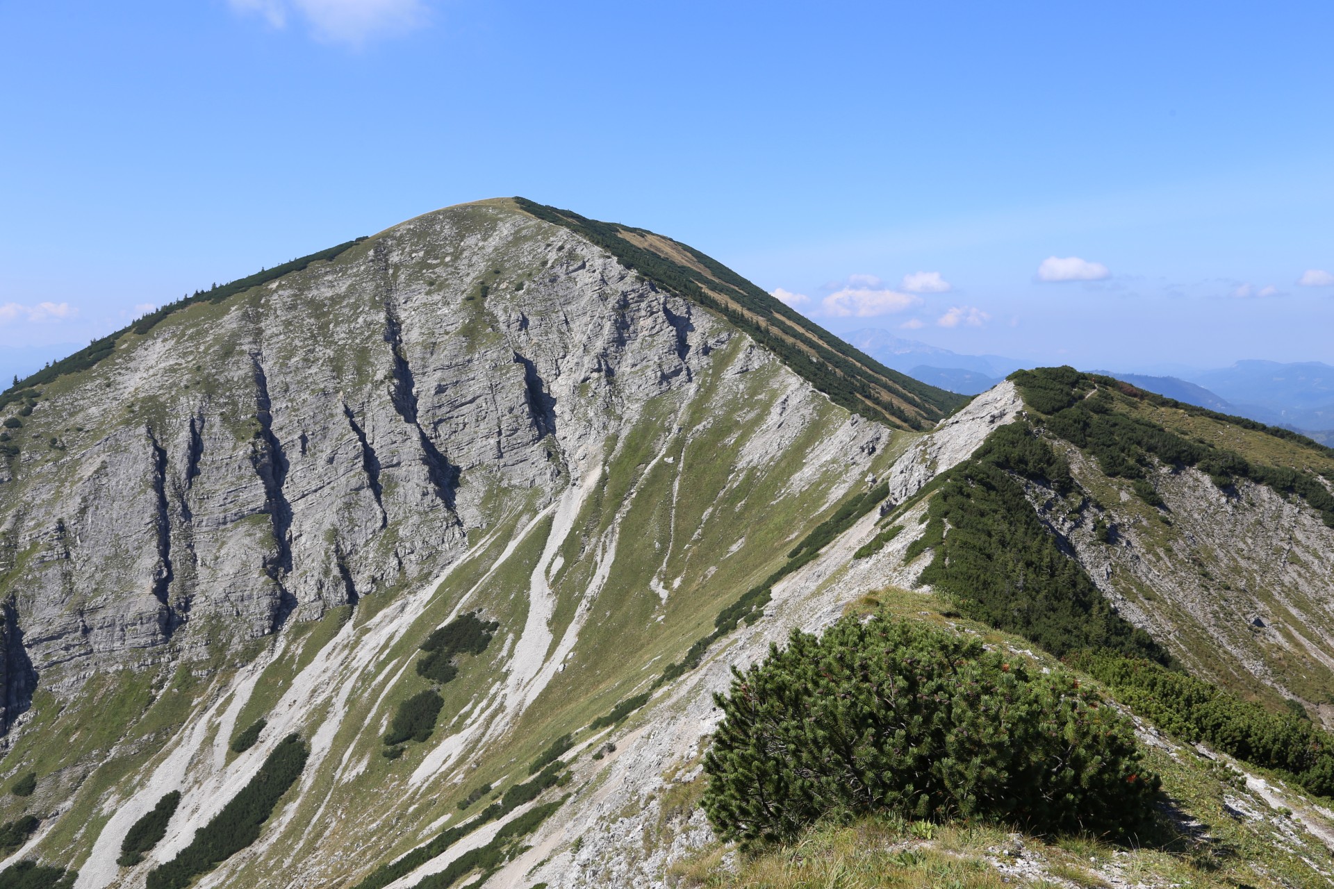 Großer Göller zeigt dem kleinen Göller seine starke Schulter - Alpen, Ausblick, Berg, Berggrat, Bergkamm, Gebirge, Göller-Runde, Grat, Gratwanderung, Himmel, Landschaft, Mürzsteger Alpen, Natur, Panorama, Pfad, Wanderweg, Weg - (Lahnsattel, Niederösterreich, Österreich)