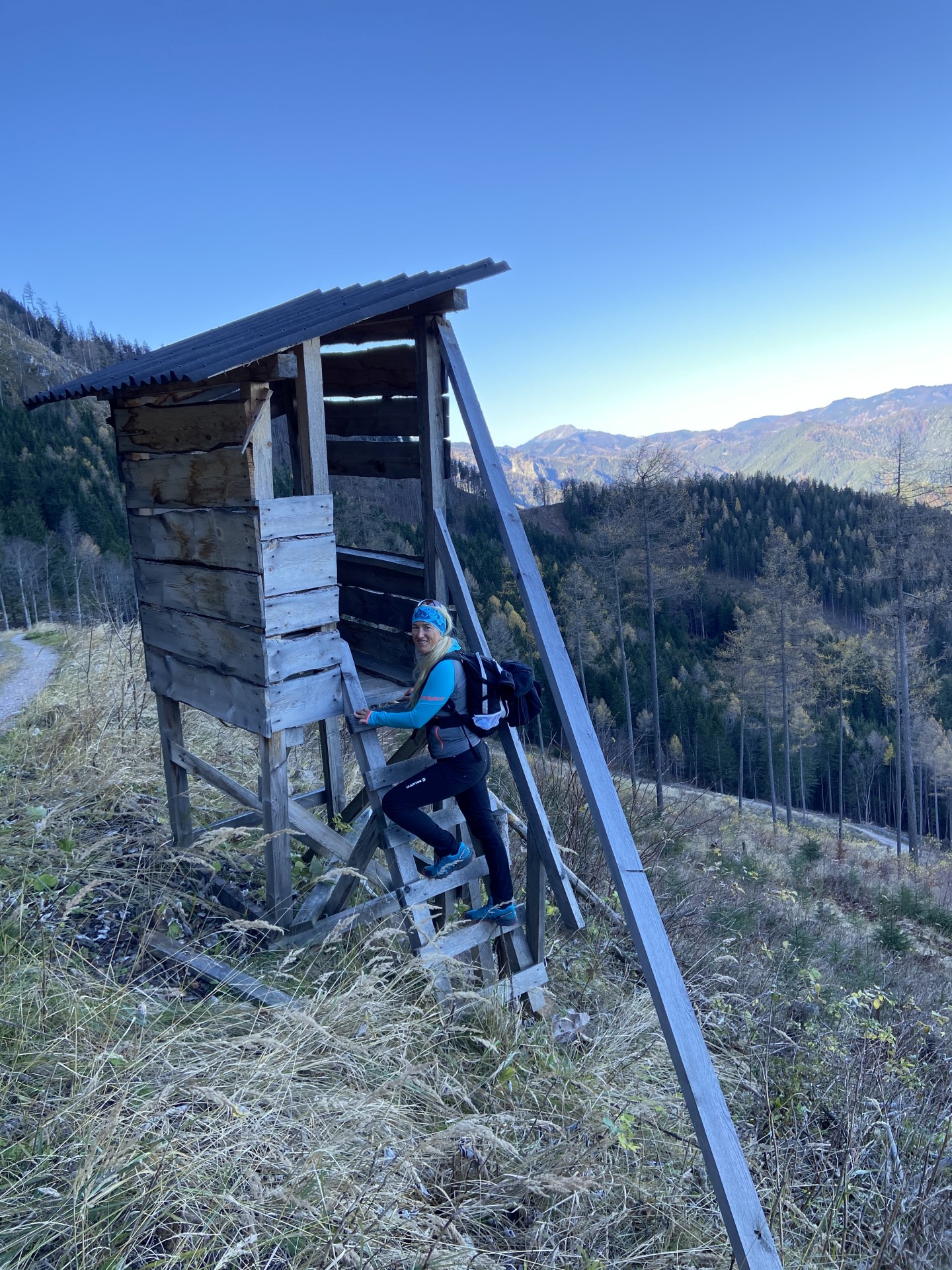 Man entdeckt allerhand aus dem Fenster eines Hochstand! - Gippel, Himmel, Hochsitz, Hochstand, Jägerstand, Mürzsteger Alpen, Personen, Treibsteig - WEISSINGER Sofia - (Gschaidl, Kernhof, Niederösterreich, Österreich)