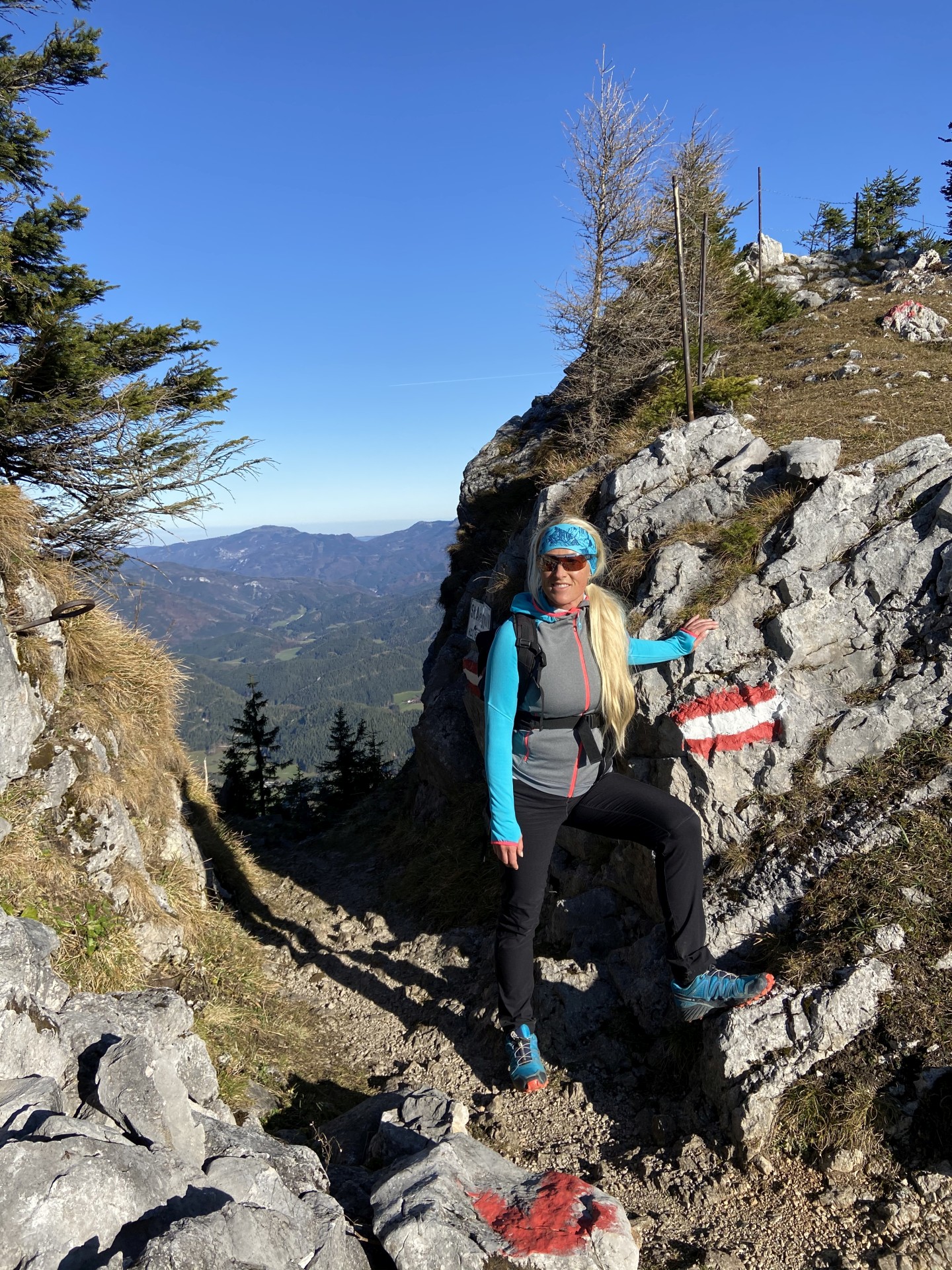 Gippeltörl und Sonnenschein, kann das Leben schöner sein? - Berg, Felsen, Felswand, Gebirge, Gippel, Gippel-Törl, Himmel, Mürzsteger Alpen, Personen, Pfad, Pose, Positur, Treibsteig, Wanderweg, Weg - WEISSINGER Sofia - (Gschaidl, Kernhof, Niederösterreich, Österreich)