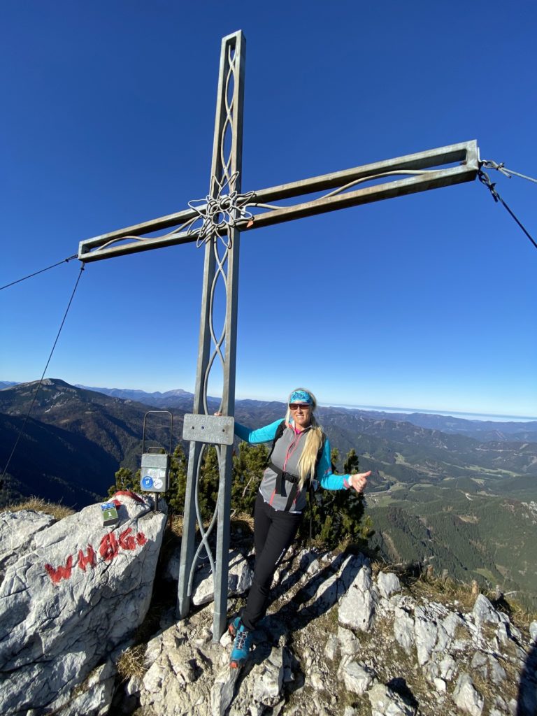 Gippel-Stürmerin! - Berggipfel, Bergkreuz, Gipfel, Gipfelkreuz, Gippel, Himmel, Kreuz, Mürzsteger Alpen, Personen, Pose, Positur, Treibsteig - WEISSINGER Sofia - (Gschaidl, Kernhof, Niederösterreich, Österreich)