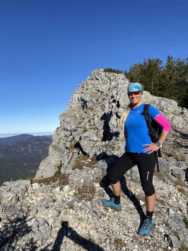 Am Berg ist blau meine Lieblingsfarbe - Berg, Felsen, Felswand, Gebirge, Gippel, Himmel, Mürzsteger Alpen, Personen, Pose, Positur - WEISSINGER Sofia - (Gschaidl, Kernhof, Niederösterreich, Österreich)