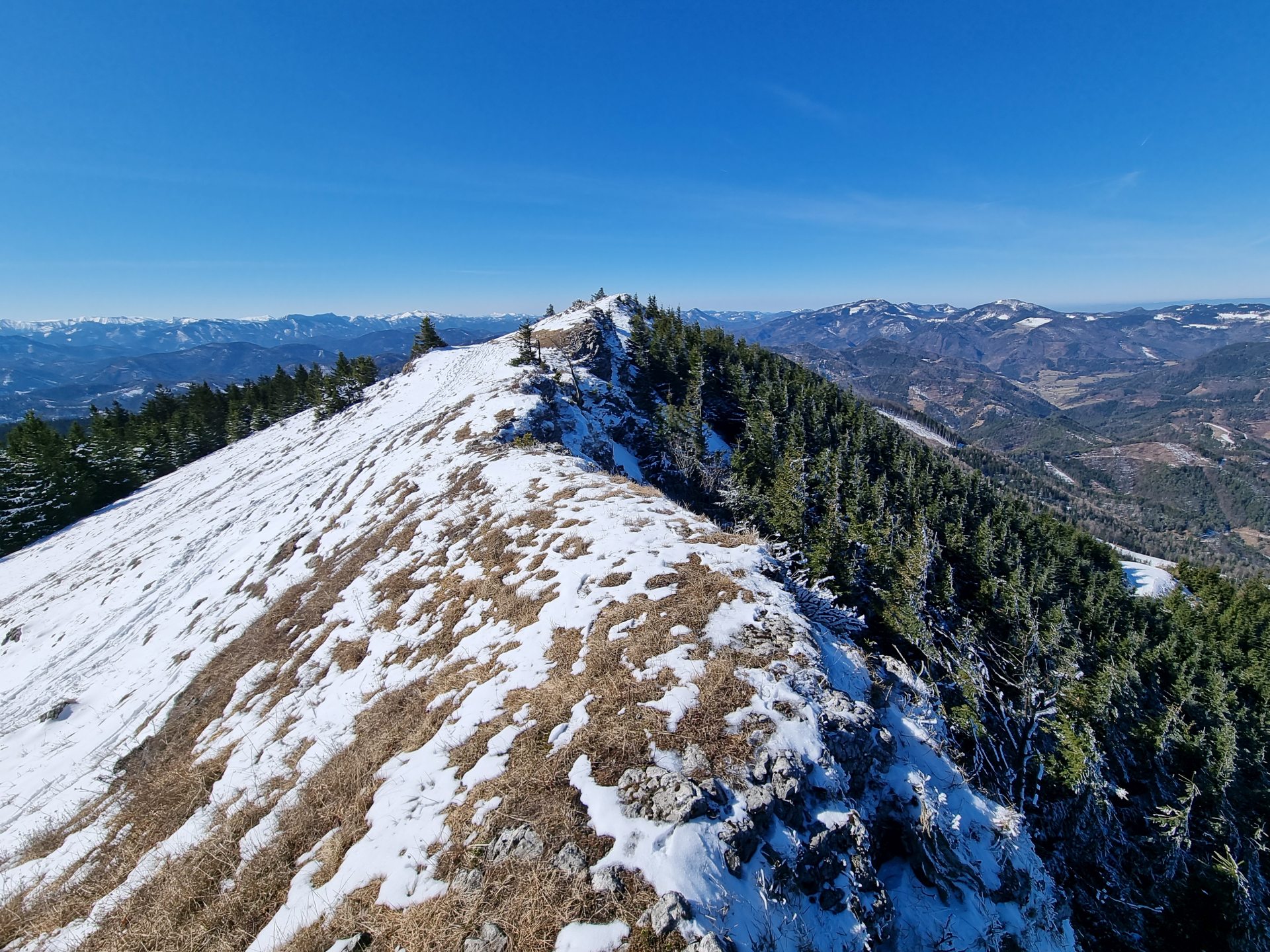 Der Unterberg - eine genial Gratwanderung - Alpen, Aussicht, Berge, Berggrat, Bergkamm, Fernblick, Himmel, Kaiserwetter, Landschaft, Natur, Panorama, Ramsau, Schnee, Unterberg, wolkenlos - (Adamsthal, Kieneck, Niederösterreich, Österreich)