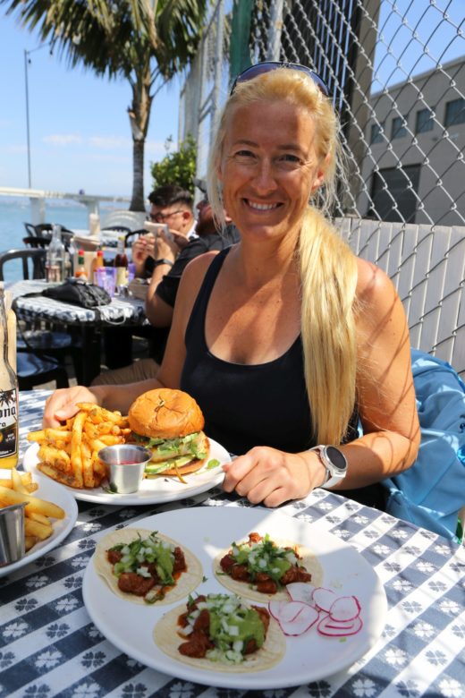 Mittagessen im Pier 23 Resaurant & Bar - Blondine, Burger, Essen, Himmel, Kalifornien, Nahrung, Personen, Portrait, Porträt, San Francisco, Tortilla - WEISSINGER Sofia - (Telegraph Hill, San Francisco, California, Vereinigte Staaten)