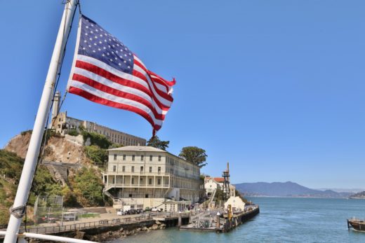 Alcatraz - The American Way of Prison - Alcatraz, Amerikanische Fahne, Bau, Fahne, Flagge, Gebäude, Gefängnis, Gefängnisinsel, Häfen, Haftanstalt, Himmel, Justizvollzugsanstalt, JVA, Kalifornien, Meer, San Francisco, Strafanstalt, Wasser - (Alcatraz, San Francisco, California, Vereinigte Staaten)