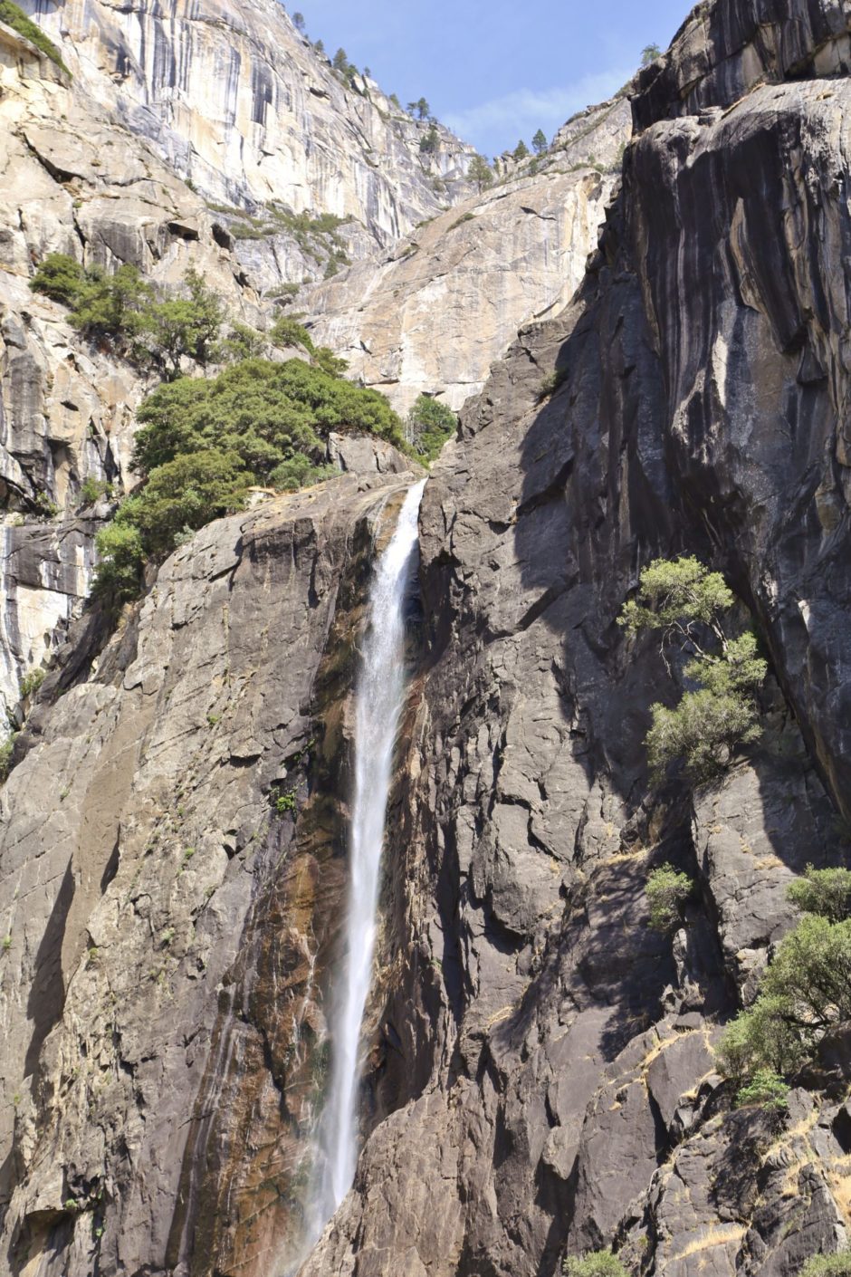 Yosemite Falls - Büsche, Felsen, Felswand, Himmel, Kalifornien, Stäucher, Steilwand, Wasser, Wasserfall, Wolken, Yosemite Falls, Yosemite National Park - (Yosemite Village, Yosemite National Park, California, Vereinigte Staaten)