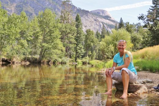 Einfach ein Genuss am Merced Fluss - Bach, Bachbett, Bäume, Blondine, Fluss, Himmel, Kalifornien, Merced River, North Dome, Personen, Portrait, Porträt, Wasser, Wolken, Yosemite National Park - WEISSINGER Sofia - (Yosemite Village, Yosemite National Park, California, Vereinigte Staaten)