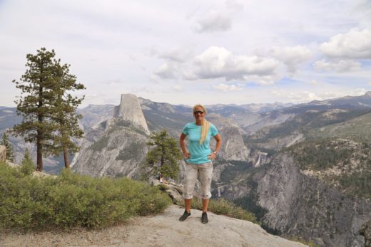 Washburn Point - Ausblick, Aussicht, Bäume, Blondine, Fernsicht, Himmel, Kalifornien, Landschaft, malerisch, Natur, Nevada Fall, Panorama, Personen, Portrait, Porträt, Sträucher, traumhaft, Vernal Falls, Washburn Point, Wasserfälle, Wolken - WEISSINGER Sofia - (Curry Village, Yosemite National Park, California, Vereinigte Staaten)