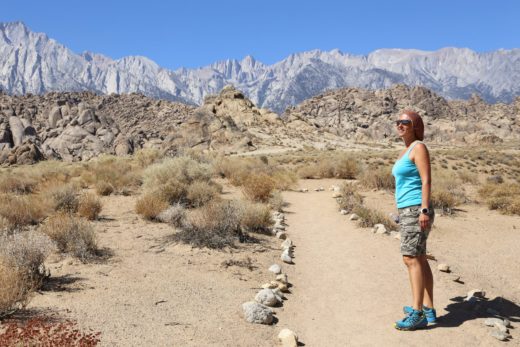 Arch Loop Trail - Alabama Hills, Arch Loop Trail, Ausblick, Aussicht, Berge, Blondine, Fernblick, Fernsicht, Gipfel, Himmel, Kalifornien, Landschaft, Panorama, Personen, Portrait, Porträt - WEISSINGER Sofia - (Lone Pine, California, Vereinigte Staaten)