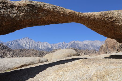 Arch Loop Trail - Lathe Arch - Alabama Hills, Arch, Arch Loop Trail, Ausblick, Aussicht, Berge, Bogenfelsen, Felsbogen, Felsentor, Fernblick, Fernsicht, Gesteinsformation, Gipfel, Himmel, Kalifornien, Landschaft, Lathe Arch, malerisch, Natur, Panorama, Steinbogen, traumhaft - (Lone Pine, California, Vereinigte Staaten)