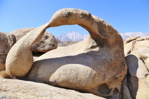 Arch Loop Trail - Mobius Arch - Alabama Hills, Arch, Arch Loop Trail, Ausblick, Aussicht, Berge, Bogenfelsen, Felsbogen, Felsentor, Fernblick, Fernsicht, Gesteinsformation, Gipfel, Himmel, Kalifornien, Landschaft, Morbius Arch, Natur, Panorama, Steinbogen - (Lone Pine, California, Vereinigte Staaten)