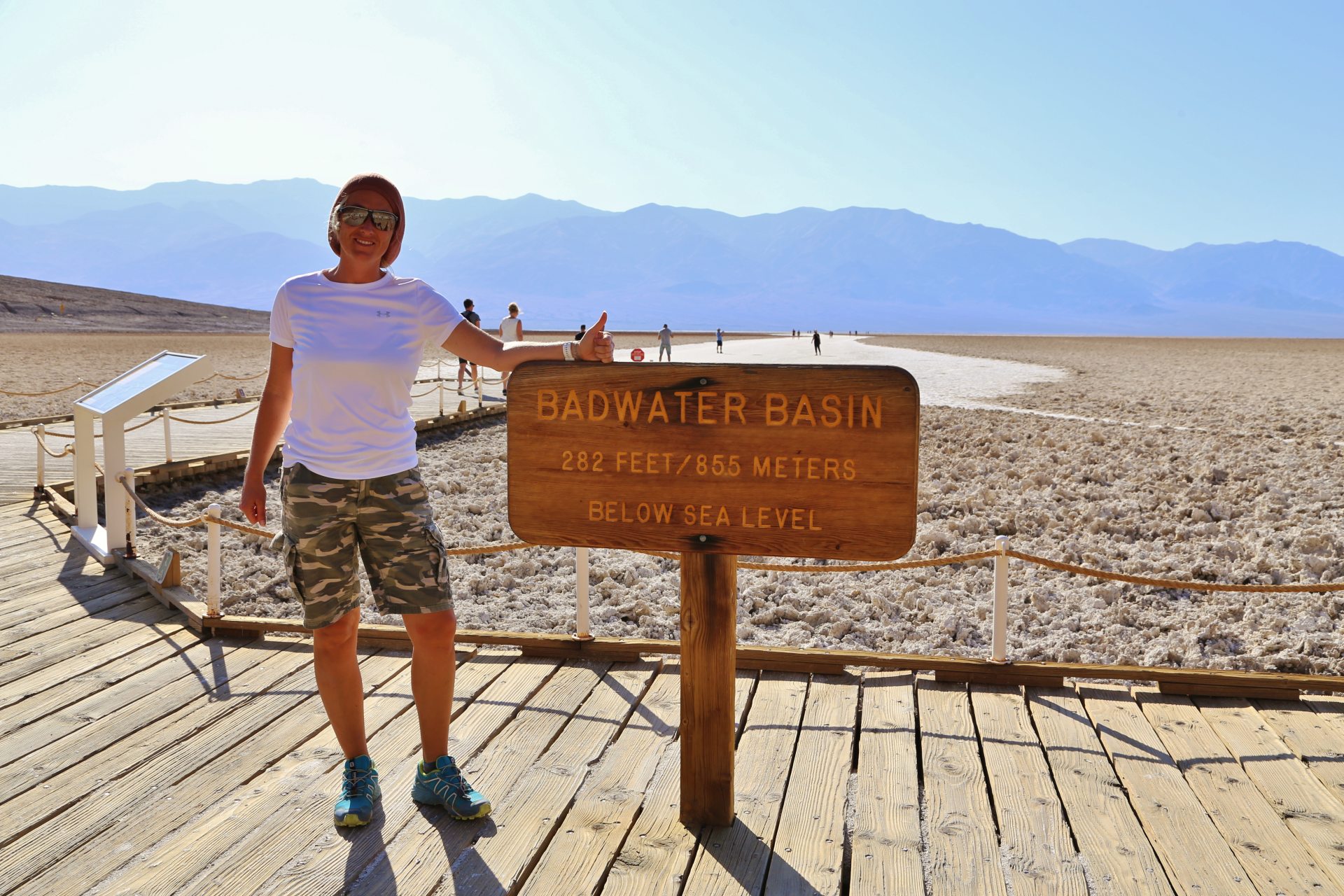Bitte Lächeln, während 44 Grad heiße Föhnluft ins Gesicht bläst! - Badwater, Blondine, Death Valley National Park, Himmel, Kalifornien, malerisch, Mojave-Wüste, Personen, Portrait, Porträt, traumhaft, Wüste - HOFBAUER-HOFMANN Sofia - (Badwater, Death Valley, Kalifornien, Vereinigte Staaten)