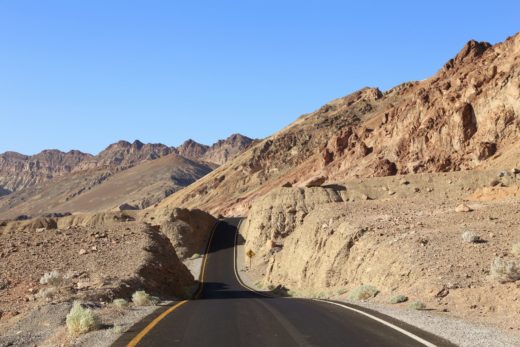 Artists Drive - Artists Palette - Artists Drive, Artists Palette, Death Valley National Park, Erosion, Felsen, Gestein, Himmel, Kalifornien, Landschaft, Mojave-Wüste, Sandstein, Strasse, Weg, Wüste - (Ryan, Death Valley, California, Vereinigte Staaten)