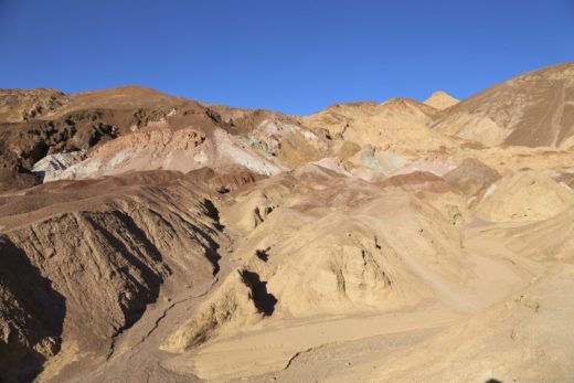 Artists Drive - Fahren ist bei so viel Schauen hier eine Kunst! - Artists Drive, Artists Palette, Death Valley National Park, Erosion, Gestein, Himmel, Kalifornien, Landschaft, Mojave-Wüste, Sandstein, Wüste - (Furnace Creek, Death Valley, California, Vereinigte Staaten)