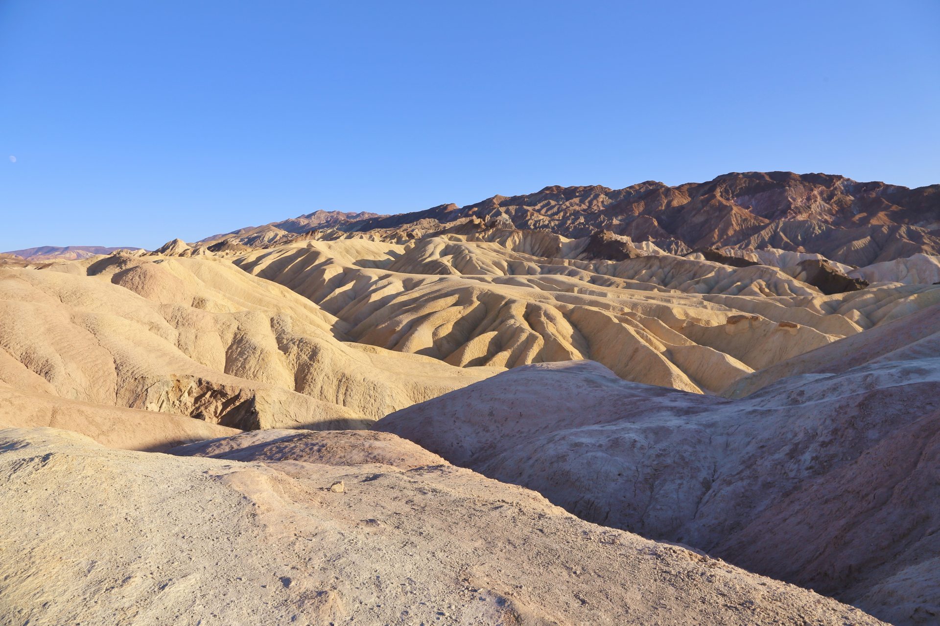 Viel Licht und wenig Schatten - Death Valley National Park, Erosion, Gebirgszug, Gestein, Himmel, Kalifornien, Landschaft, Mojave-Wüste, Sandstein, Wüste, Zabriskie Point - (Furnace Creek, Death Valley, California, Vereinigte Staaten)