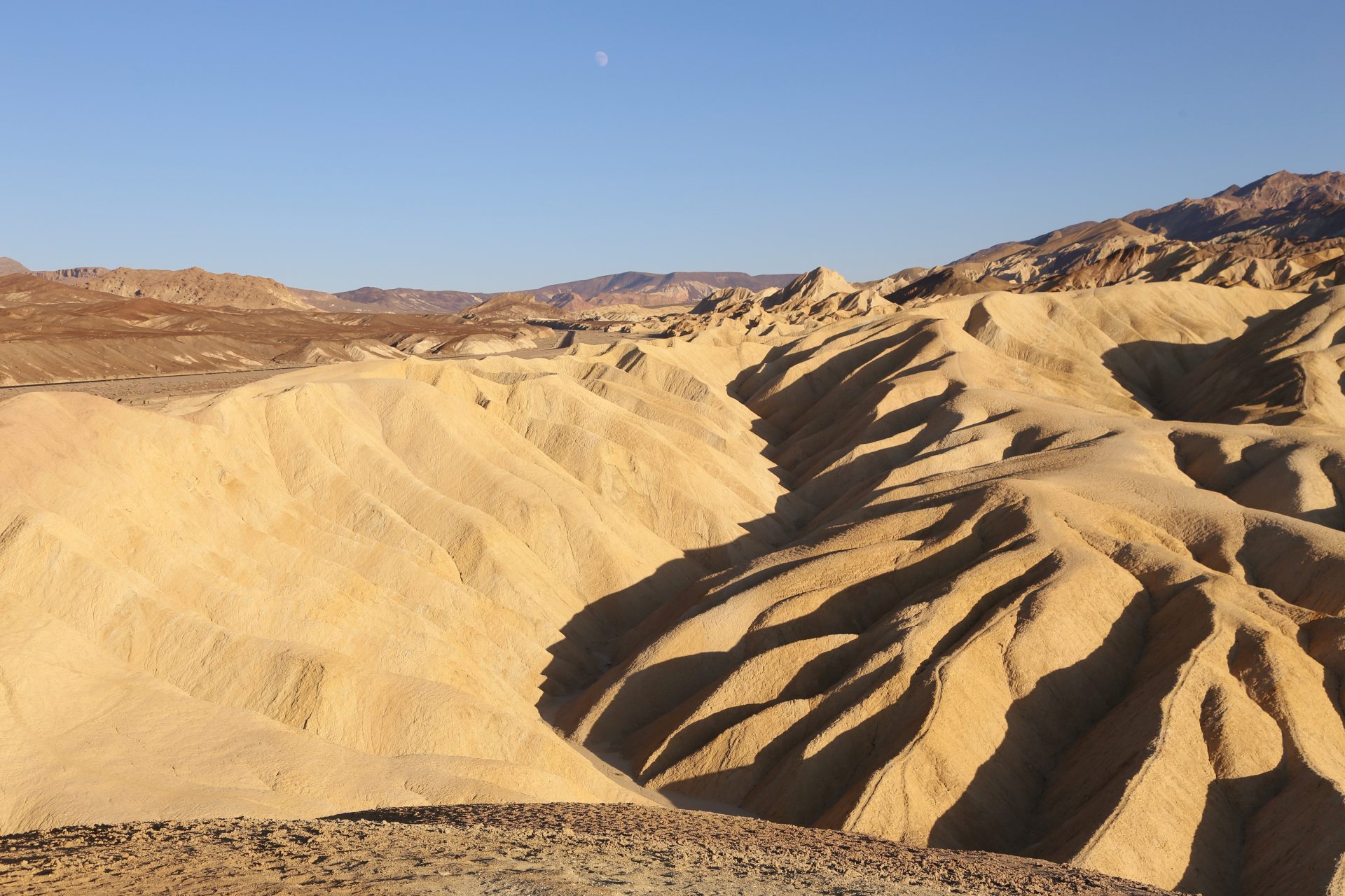 Zabriskie Point - eine Landschaft zum Verweilen - Death Valley National Park, Erosion, Gebirgszug, Gestein, Himmel, Kalifornien, Landschaft, Mojave-Wüste, Sandstein, Wüste, Zabriskie Point - (Furnace Creek, Death Valley, California, Vereinigte Staaten)
