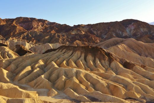 Hier kann man einem Dinosaurier auf die Zehen steigen! - Death Valley National Park, Erosion, Felsen, Gebirgszug, Gestein, Himmel, Kalifornien, Landschaft, malerisch, Mojave-Wüste, Sandstein, traumhaft, Wüste, Zabriskie Point - (Furnace Creek, Death Valley, California, Vereinigte Staaten)