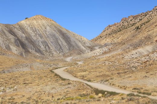 Einsam und doch wunderschön! - Backcountry Road, Canyon, Cottonwood Canyon Road, Dirt Road, Farben, farbenfroh, Felsformationen, Felslandschaft, Geologie, Gesteinsschichten, Grand Staircase Escalante National Monument, GSENM, Himmel, Sandstein, Sandsteinformationen, Schotterpiste, Schotterstraße, Strasse, unbefestigte Straße, Utah, Weg - (Paria, , Utah, Vereinigte Staaten)