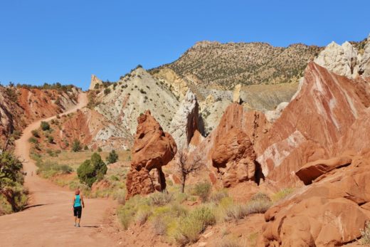 Diese Landschaft muss ich erwandern und nicht er"fahren"! - Aussicht, Backcountry Road, Blondine, Canyon, Dirt Road, Farben, farbenfroh, Felsformationen, Felslandschaft, Felsnadeln, Fernsicht, Geologie, Gesteinsschichten, Grand Staircase Escalante National Monument, GSENM, Himmel, Hoodoos, Landschaft, Monolithen, Natur, Panorama, Personen, Portrait, Porträt, Sandstein, Sandsteinformationen, Schotterpiste, Schotterstraße, Steinmännchen, Strasse, unbefestigte Straße, Utah, Weg - WEISSINGER Sofia - (Paria, , Utah, Vereinigte Staaten)