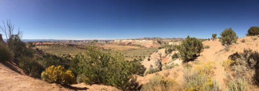 Die wunderbare Landschaft verändert sich hinter jeder Biegung - Aussicht, Büsche, Cottonwood Canyon Road, Fernsicht, Grand Staircase Escalante National Monument, GSENM, Himmel, Landschaft, Natur, Panorama, Sträucher, Utah - (Henrieville, Utah, Vereinigte Staaten)