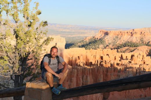 Für dieses Lächeln gehört ihm ein "Bryce"! - Aussicht, Bryce Canyon National Park, Canyon, Erosion, farbenfroh, Felsnadeln, Fernsicht, Geologie, Gestein, Gesteinssäulen, Himmel, Hoodoos, Landschaft, Monolithen, Natur, Panorama, Personen, Portrait, Porträt, Rim Trail, Sandstein, Utah - WEISSINGER Andreas - (Bryce Canyon, Bryce, Utah, Vereinigte Staaten)