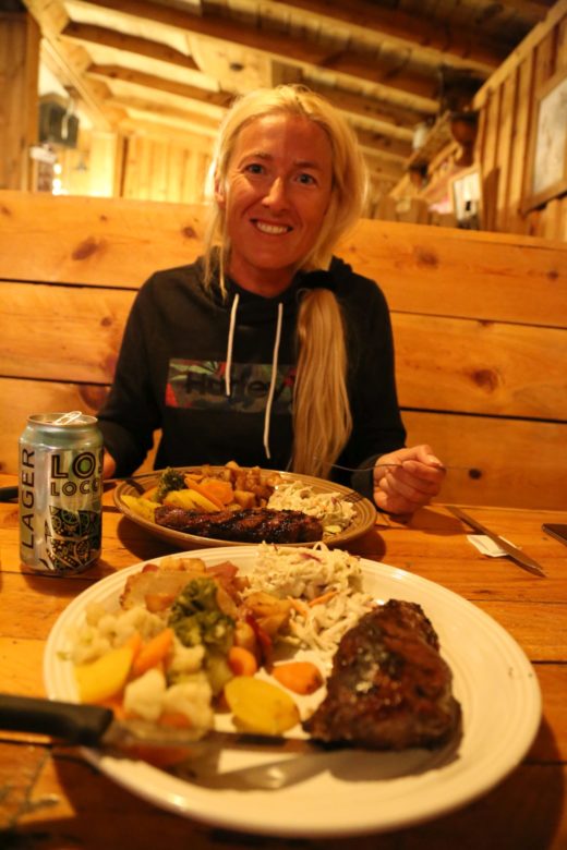 Hier hat das Bier noch nicht gewirkt! - Bier, Blondine, Bryce Canyon National Park, Bryce Pioneer Village, Essen, Gemütlichkeit, Personen, Portrait, Porträt, Showdowns Restaurant, Steak, Trinken, Tropic, Utah - WEISSINGER Sofia - (Tropic, Utah, Vereinigte Staaten)