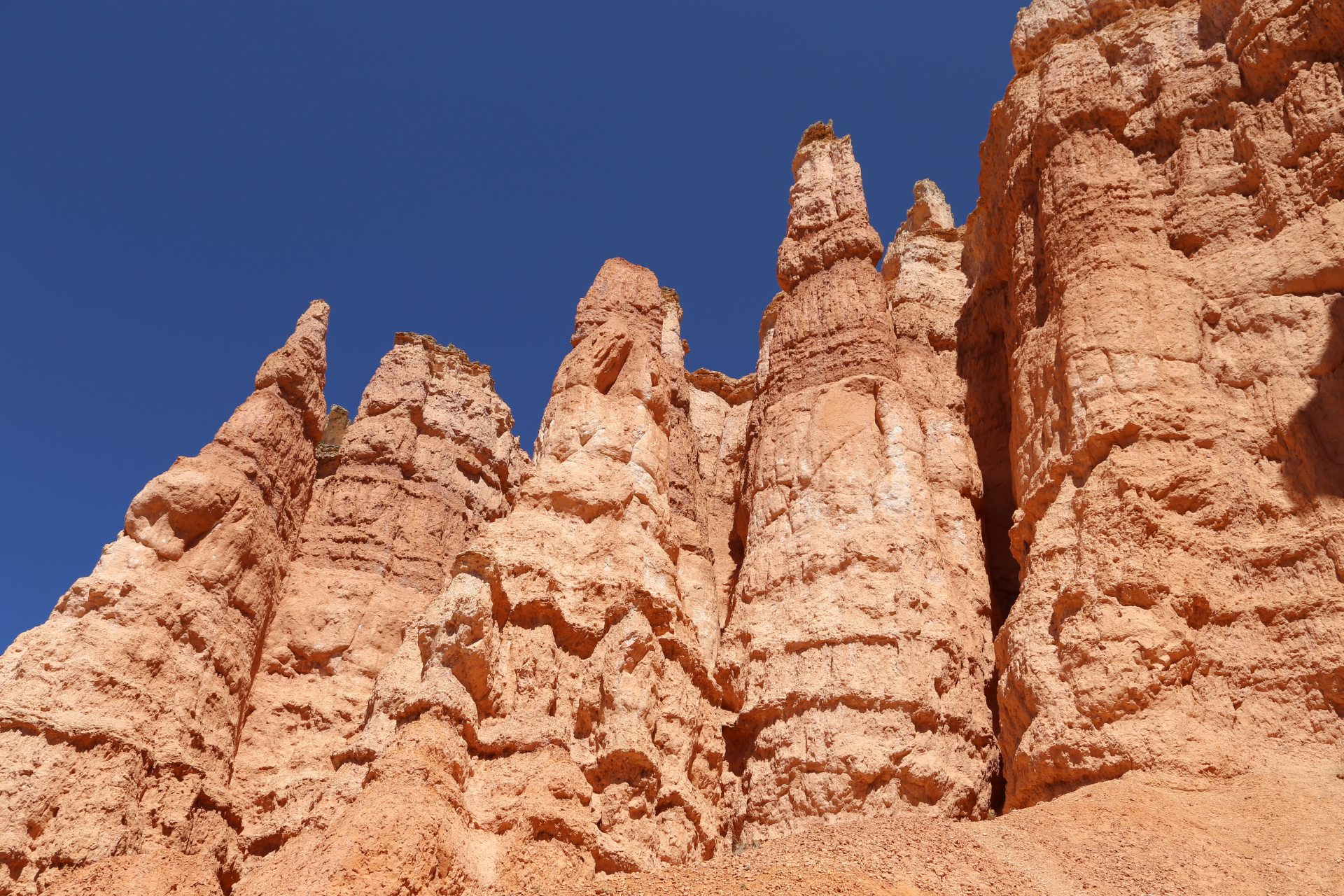 Sandsteinerne Felswächter - Bryce Canyon National Park, Canyon, Erosion, farbenfroh, Felsnadeln, Felstürme, Geologie, Gestein, Gesteinssäulen, Gesteinsschichten, Himmel, Hoodoos, Monolithen, Queens Garden Trail, Sandstein, Utah - (Bryce Canyon, Bryce, Utah, Vereinigte Staaten)