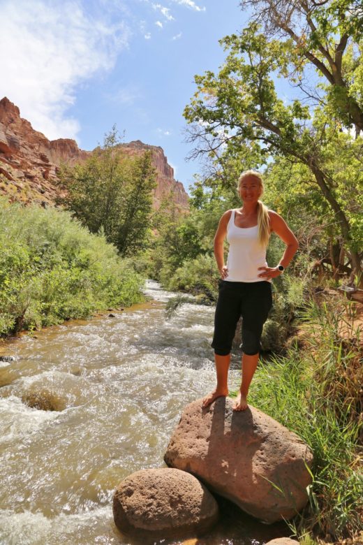 Erfrischende Plätzchen gabs überall - Bach, Bäume, Blondine, Capitol Reef National Park, Fluss, Flusslauf, Fremont River, Fruita, Himmel, Personen, Portrait, Porträt, Steine, Sträucher, Utah, Wasser, Wolken - WEISSINGER Sofia - (Fruita, Torrey, Utah, Vereinigte Staaten)