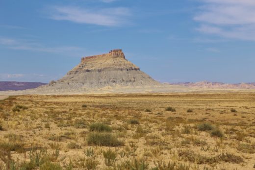 Factory Butte - Aussicht, Erosion, Factory Butte, Farben, Felsformation, Fernsicht, Geologie, Himmel, Landschaft, malerisch, Monolith, Natur, Panorama, Prairie, Sandstein, Sandsteinformationen, traumhaft, Utah, Wolken - (Caineville, Torrey, Utah, Vereinigte Staaten)