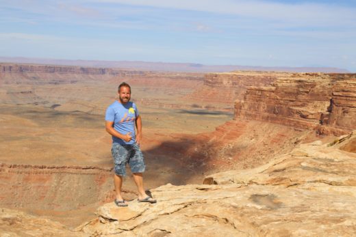 Andy Muly am Muley Point - Abgrund, Aussicht, Erosion, Farben, Fernsicht, Geologie, Himmel, Landschaft, Muley Point, Natur, Panorama, Personen, Portrait, Porträt, Sandstein, Sandsteinformationen, Utah, Wolken, Wüstenlandschaft - WEISSINGER Andreas - (Mexican Hat, Utah, Vereinigte Staaten)