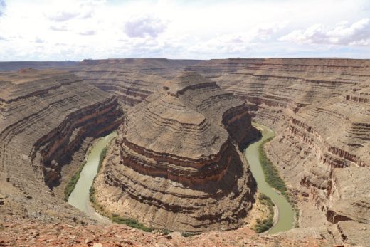Ganz tief gräbt sich der Colorado River als Gooseneck in den Boden .. - Aussichtspunkt, Erosion, Felswände, Fluss, Flusslauf, Flussschlinge, Goosenecks, Goosenecks State Park, Himmel, Klippen, San Juan River, Schlucht, Steilwand, Utah, Wasser, Wolken - (Mexican Hat, Utah, Vereinigte Staaten)