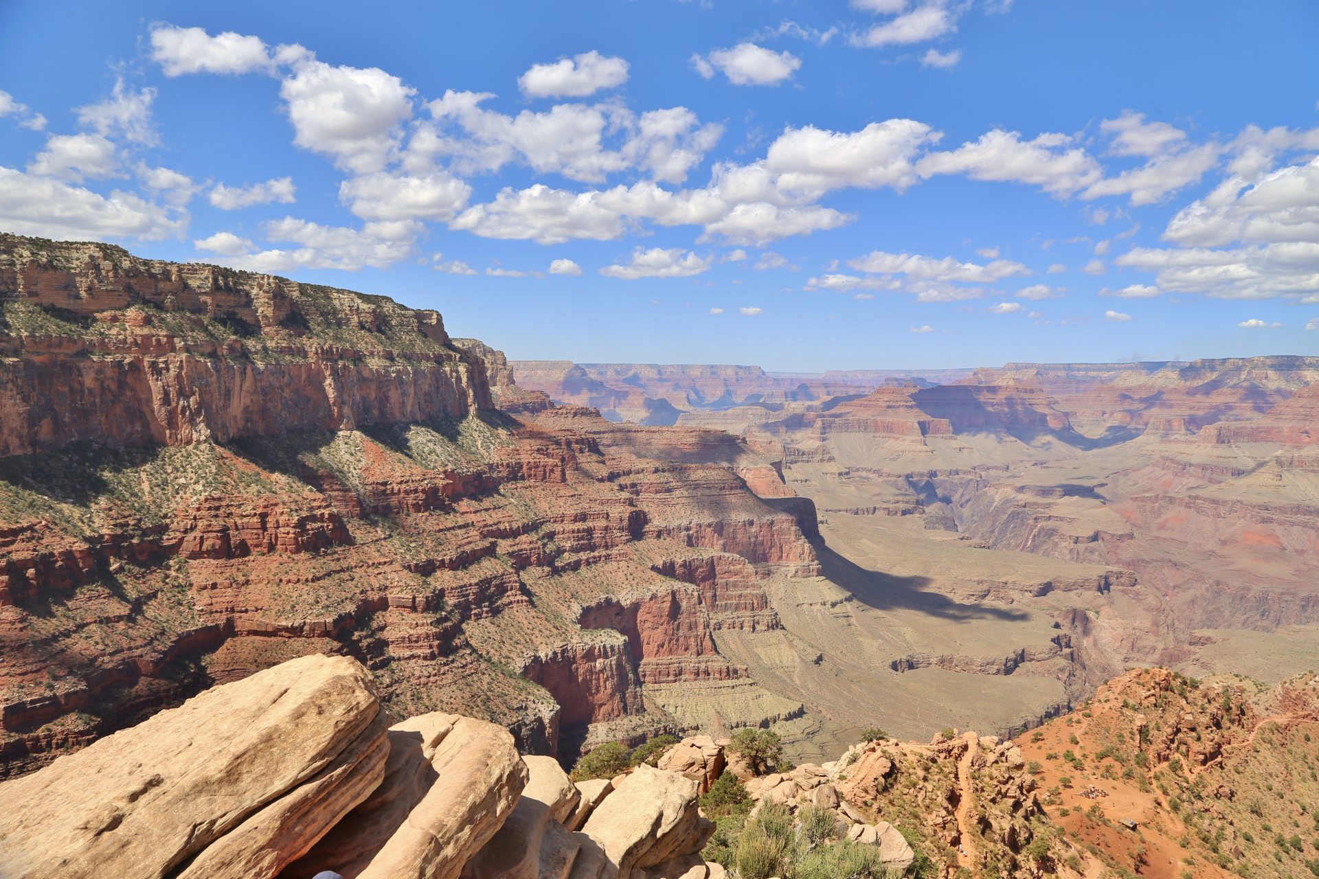 Grand Canyon muss man auch mal von innen gesehen haben - Arizona, Aussicht, Aussichtspunkt, Canyon, Fernsicht, Grand Canyon National Park, Himmel, Landschaft, Natur, Ooh Aah Point, Panorama, Pfad, Schatten, Schlucht, South Kaibab Trail, Wanderweg, Wattewolken, Weg, Wolken - (Grand Canyon, Arizona, Vereinigte Staaten)