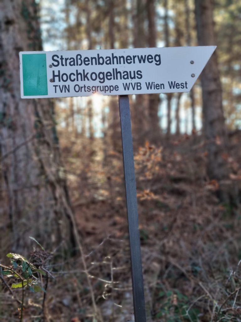 Ein Schild am Bild - Anzeiger, Schild, Tafel, Wegweiser - (Maiersdorf, Niederösterreich, Österreich)