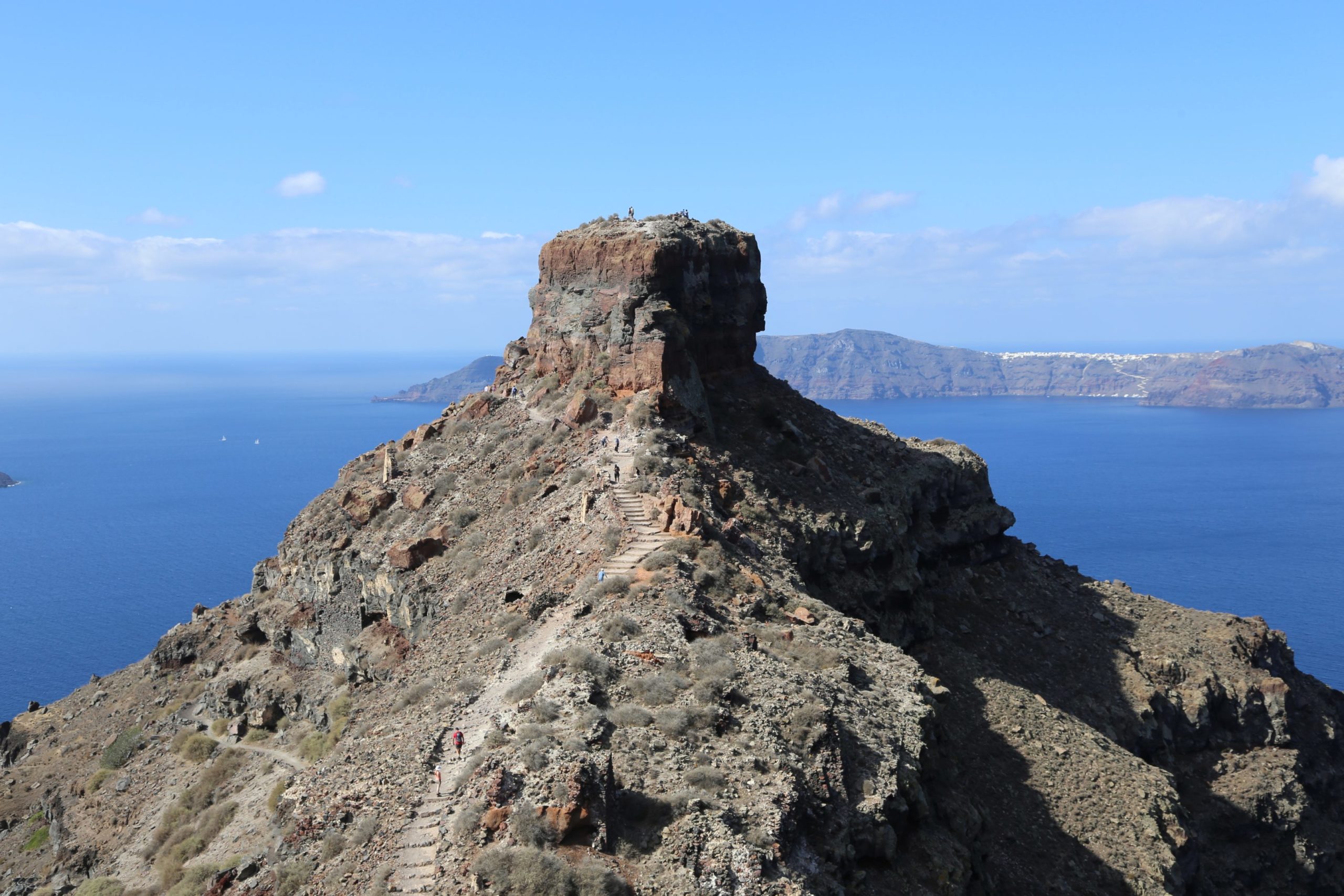 Skaros Rock macht aufs Wandern Bock! - Caldera, Felsen, Felsformation, Himmel, Kraterrand, Meer, Menschen, Pfad, Skaros Rock, Steilküste, Stufen, Thirasia, Weg, Wolken - (Merovígli, Ia, , Griechenland)