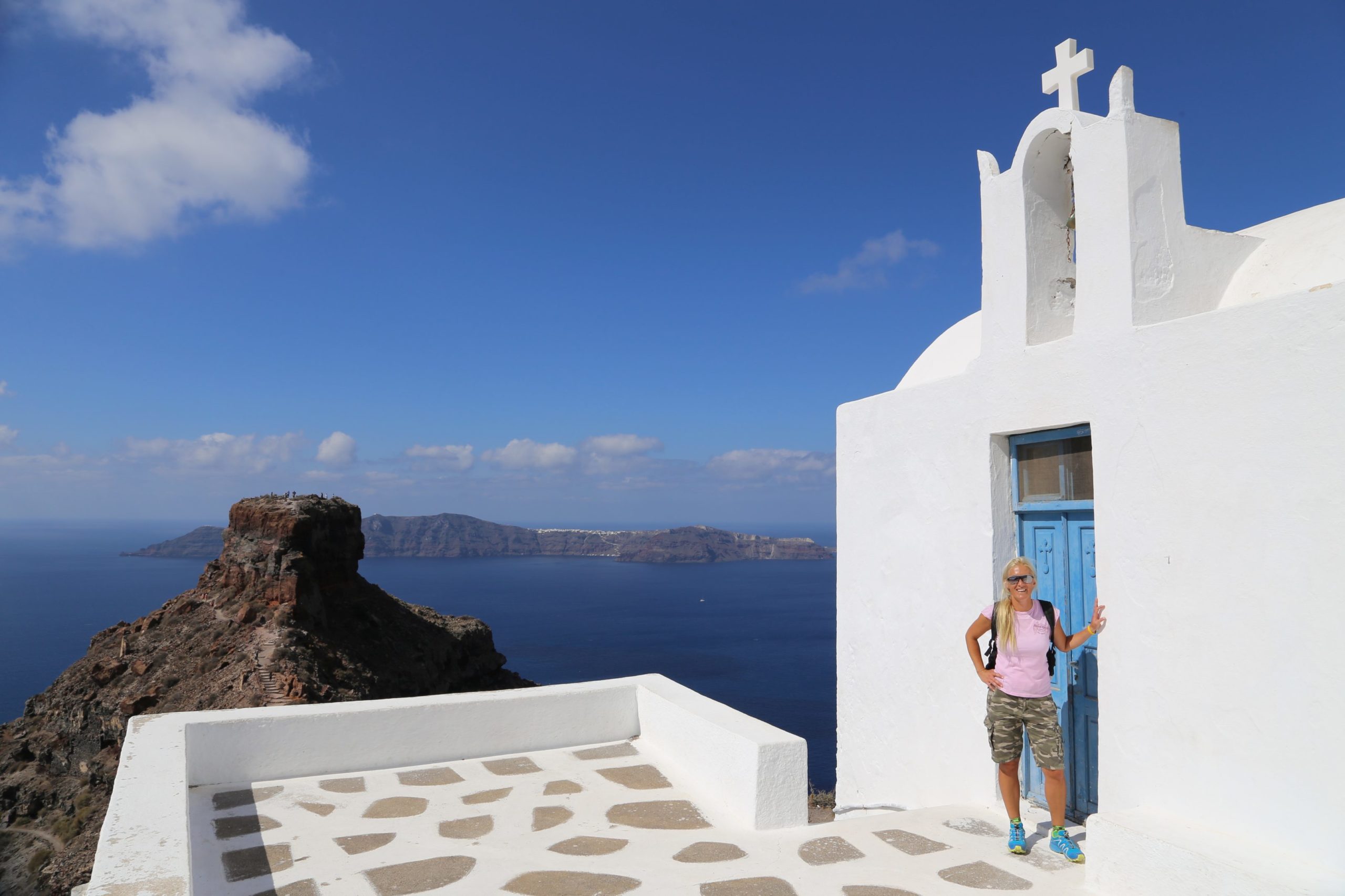 Vom Skaros Rock hat man auch einen tollen Ausblick auf die Nachbarinsel Thirasia - Caldera, Felsen, Gebäude, Glockenturm, Himmel, Insel, Kirche, Kraterrand, Meer, Personen, Saint John the Beheaded Chapel, Skaros Rock, Steilküste, Terrasse, Thirasia, Wolken - WEISSINGER Sofia - (Merovígli, Ia, , Griechenland)