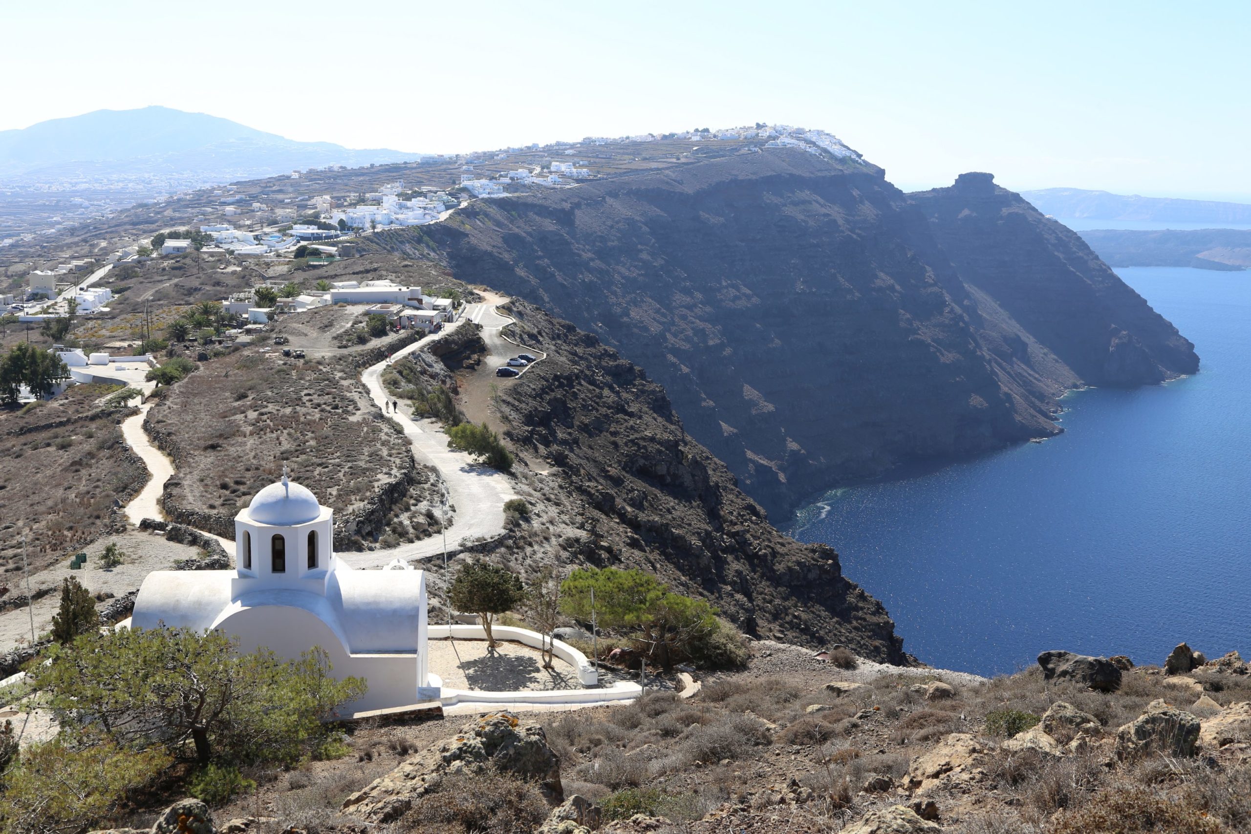 Imposanter Blick zurück im Zuge der Calderawanderung - Caldera, Gebäude, Klippen, Kraterrand, Meer, Panorama, Saint Mark Holy Orthodox Chapel, Skaros Rock, Steilküste, Strasse, Weg - (Porí, Ia, , Griechenland)