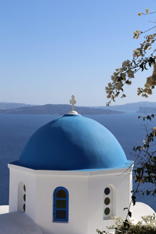 Santorini at its best - Agios Nikolaos Kirche, Blaue Kuppel, Meer, Nea Kameni - (Oía, Ia, , Griechenland)