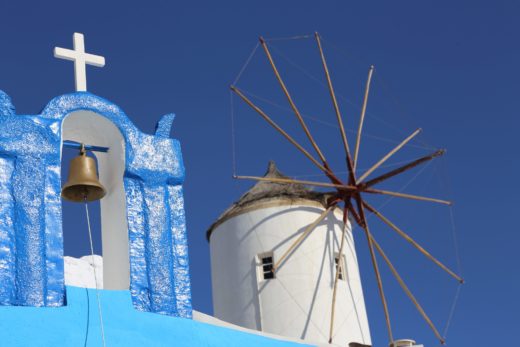 Blau-Weiß-Idyll in Oia - Glocke, Glockenturm, Himmel, Kreuz, Windmühle, Windrad - (Oía, Ia, , Griechenland)