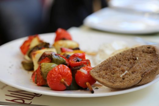 Köstliche Gemüsespieße gibs in den meisten Tavernen - Essen, Grillgemüse, Speise - (Oía, Ia, , Griechenland)
