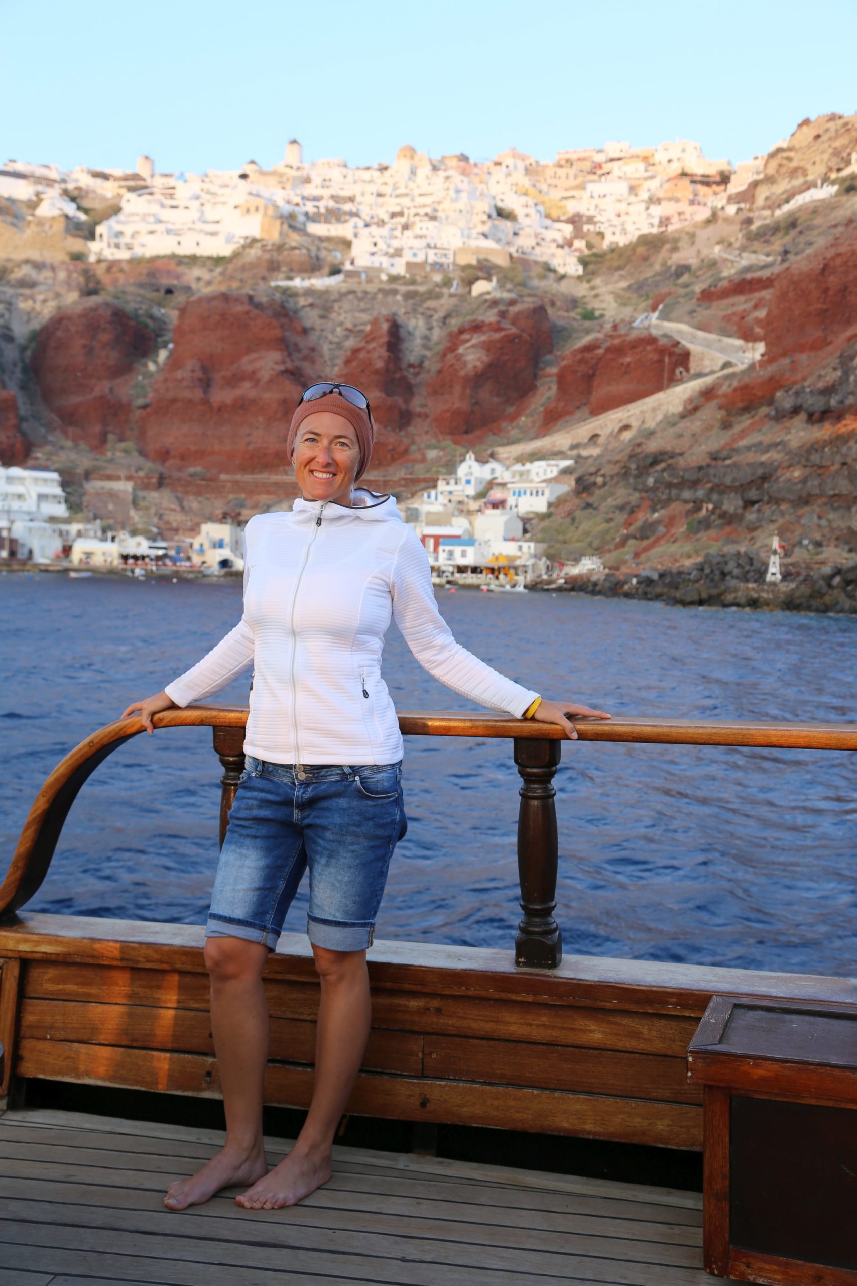 Matrosin genießt den Segelausflug - Abendstimmung, Caldera, Goldene Stunde, Himmel, Horizont, Kraterrand, Meer, Personen, Sonne, Sonnenuntergang, Sonnenuntergangsstimmung, Sunset - WEISSINGER Sofia - (Oía, Ia, , Griechenland)