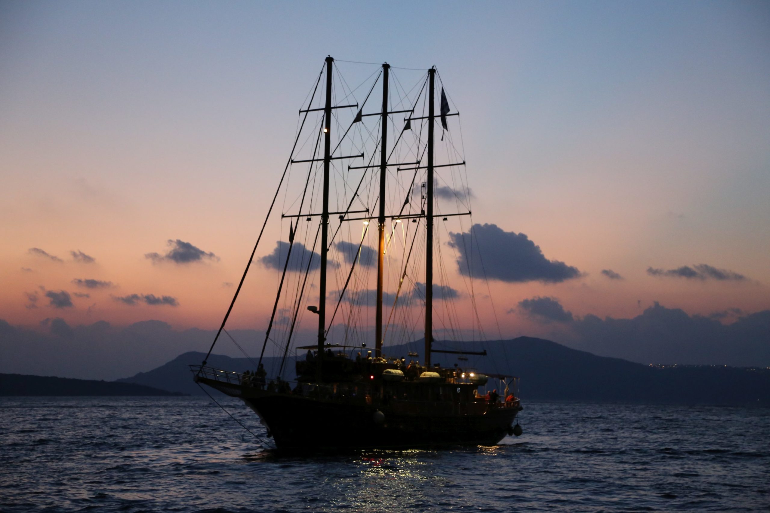 Alle Schiffe fahren in den Sonnenuntergang - Abendrot, Abendstimmung, Goldene Stunde, Himmel, Horizont, Meer, Panorama, Schiff, Segelschiff, Sonne, Sonnenschein, Sonnenuntergang, Sonnenuntergangsstimmung, Sunset, Wolken - (Fira, Ia, , Griechenland)