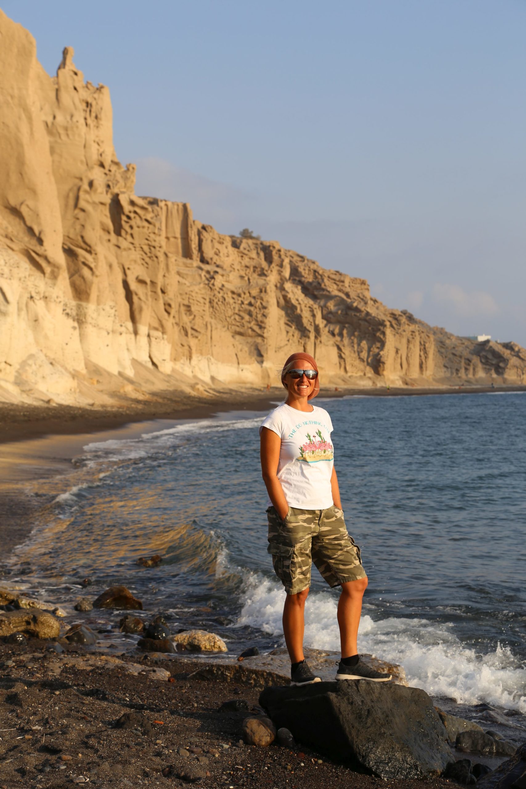 Am Theros Strand ich einen Lieblingsort fand - Felsen, Meer, Panorama, Personen, Sandstein, Sandsteinformationen, Steilküste, Strand, Theros Beach - WEISSINGER Sofia - (Vlychada, Ia, , Griechenland)