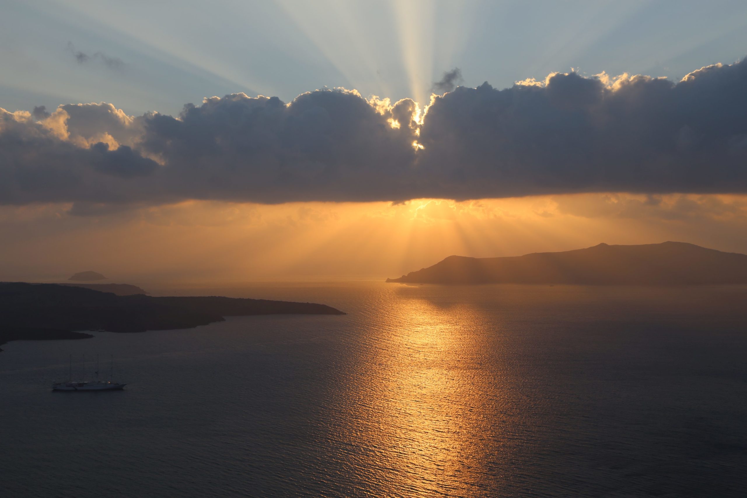 Haben wir euch schon einen der bezaubernden Santorini-Sonnenuntergänge gezeigt? - Abendstimmung, Goldene Stunde, Himmel, Horizont, Meer, Nea Kameni, Panorama, Sonne, Sonnenschein, Sonnenstrahlen, Sonnenuntergang, Sonnenuntergangsstimmung, Sunset, Thirasia, Wolken - (Kontochóri, Ia, , Griechenland)