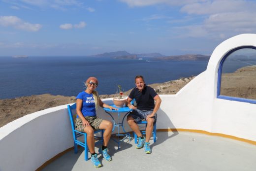 Santorini- hier lässt es sich urlauben - Aussicht, Caldera View Bar Restaurant, Himmel, Insel, Meer, Panorama, Personen, Wolken - WEISSINGER Sofia, WEISSINGER Andreas - (Thérmi, Ia, , Griechenland)