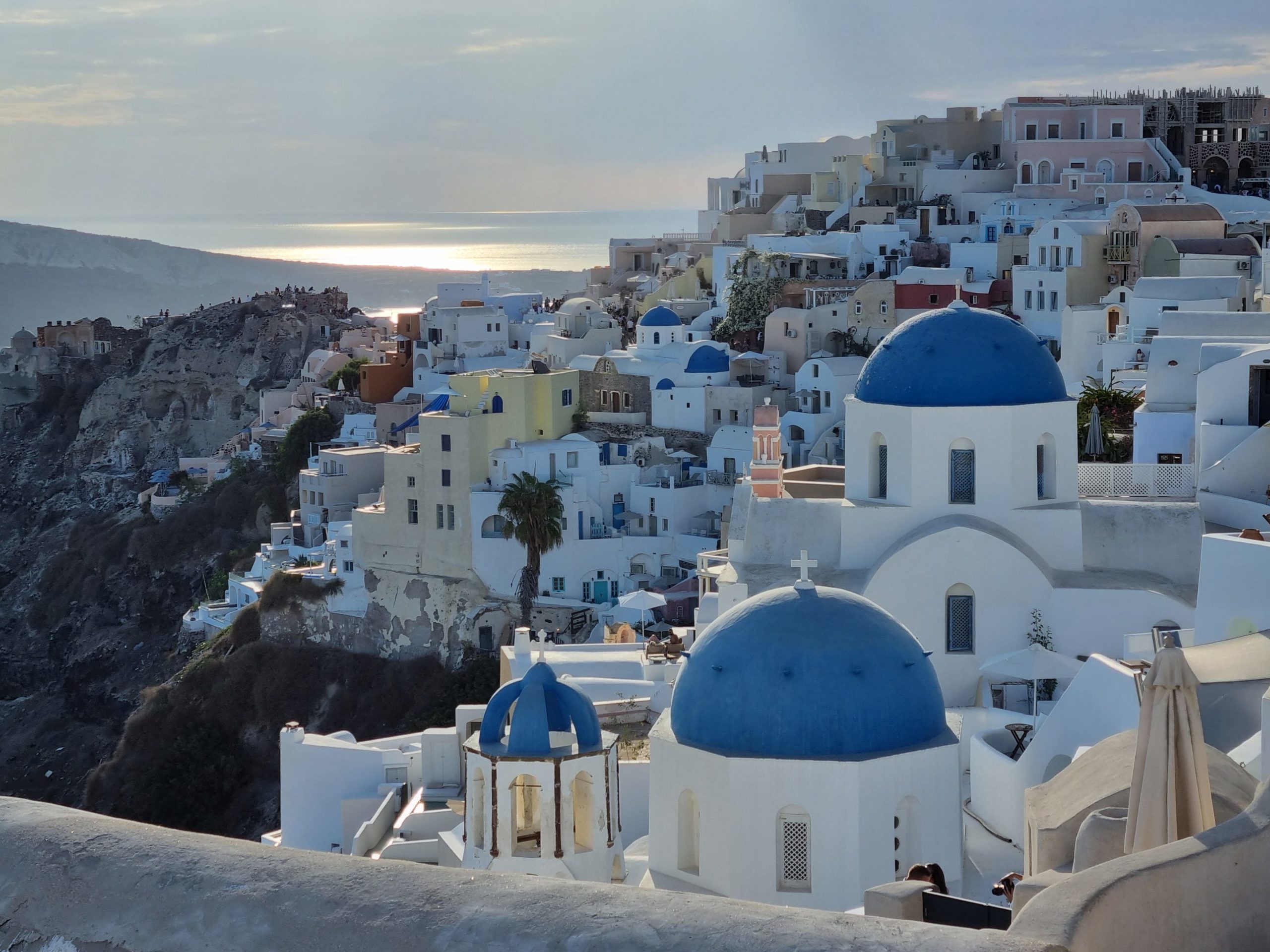 Die berühmten blauen Kuppeln von Oia im sanften Oktobersonnenlicht - Abendstimmung, Architektur, Blaue Kuppeln, Festung, Gebäude, Meer, Oia, Sonnenlicht - (Oía, Ia, , Griechenland)