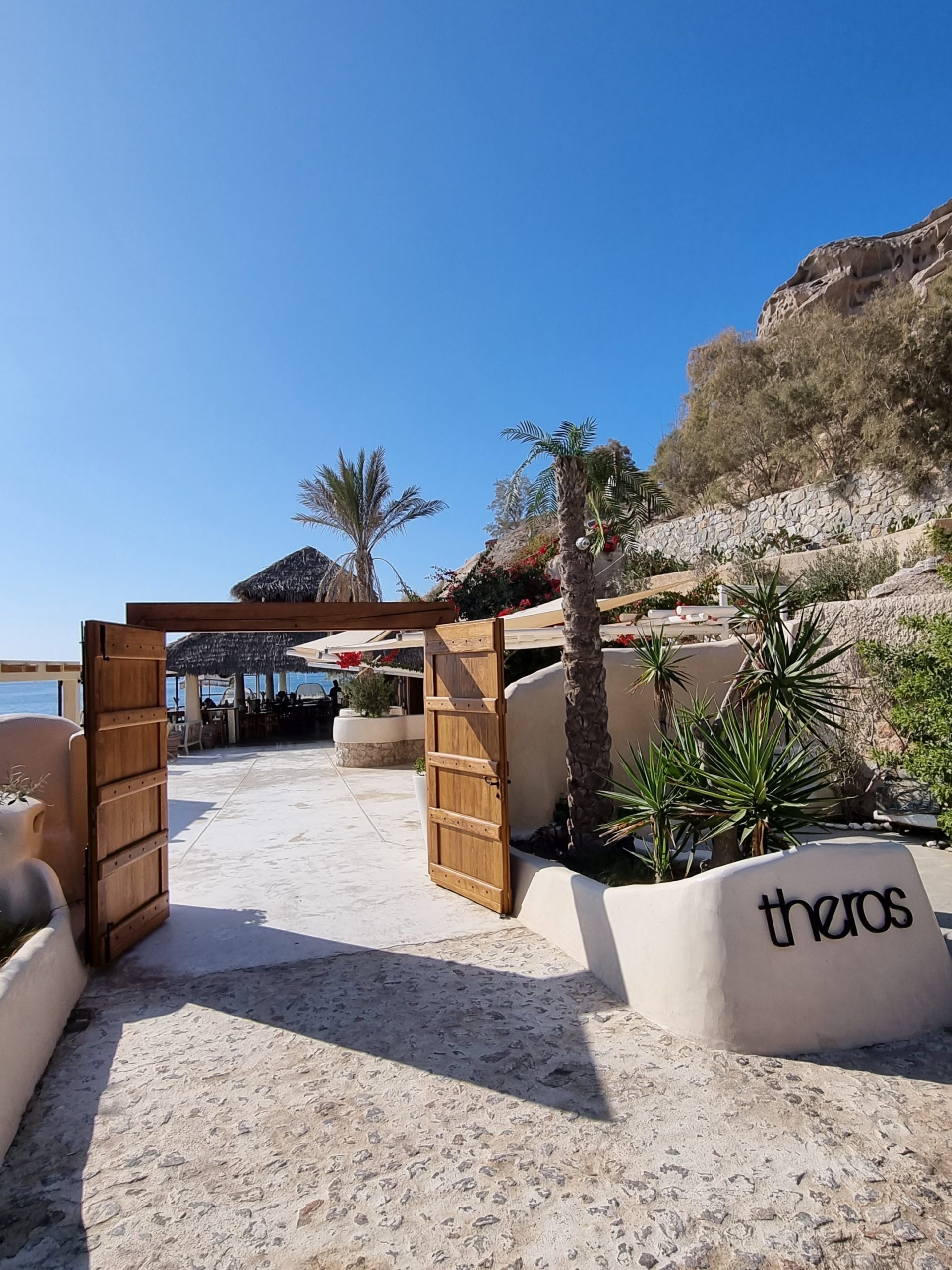 Theros Beach - Tritt ein und Chill dich rein - Eingang, Eingangsbereich, Eingangstor, Palmen, Theros Beach - (Vlychada, Ia, , Griechenland)