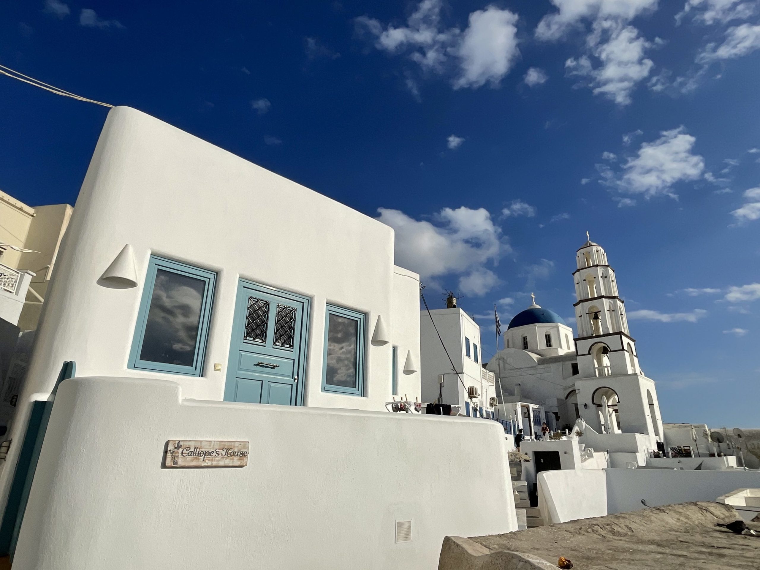 Liebliches Städtchen Pyrgos - Agios Nikolaos Kirche, Architektur, Gebäude, Glockenturm, Himmel, Kirche, Schild, Tafel, Wolken - (Pýrgos, Ia, , Griechenland)