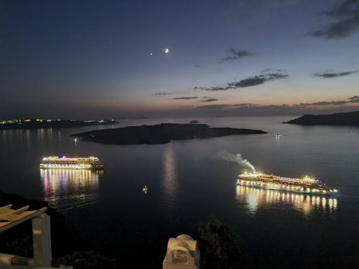 Santorini ist auch bei den Kreuzfahrtschiffen sehr beliebt - Abendstimmung, Akrotiri, Beleuchtung, Himmel, Kreuzfahrtschiffe, Licht, Meer, Mond, Nea Kameni, Panorama, Passagierschiffe, Schiffe, Wolken - (Kontochóri, Ia, , Griechenland)