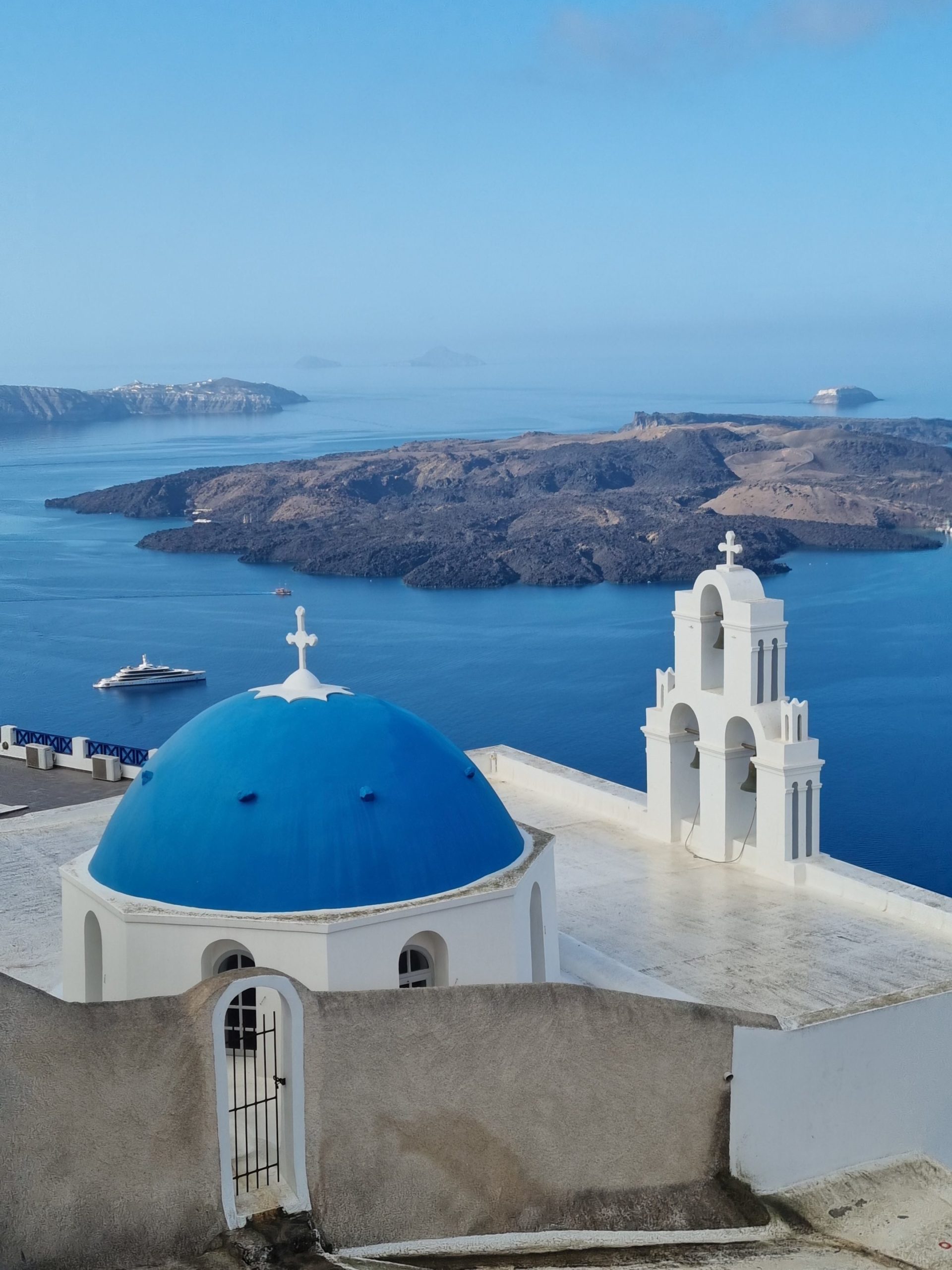 Postkartenmotiv Par Excellence - Akrotiri, Aussicht, Blaue Kuppel, Boot, Drei Glocken von Fira, Glockenturm, Kreuz, Mauerwerk, Meer, Nea Kameni, Panorama, Three Bells of Fira, Torbogen, Vulkaninsel - (Fira, Ia, , Griechenland)