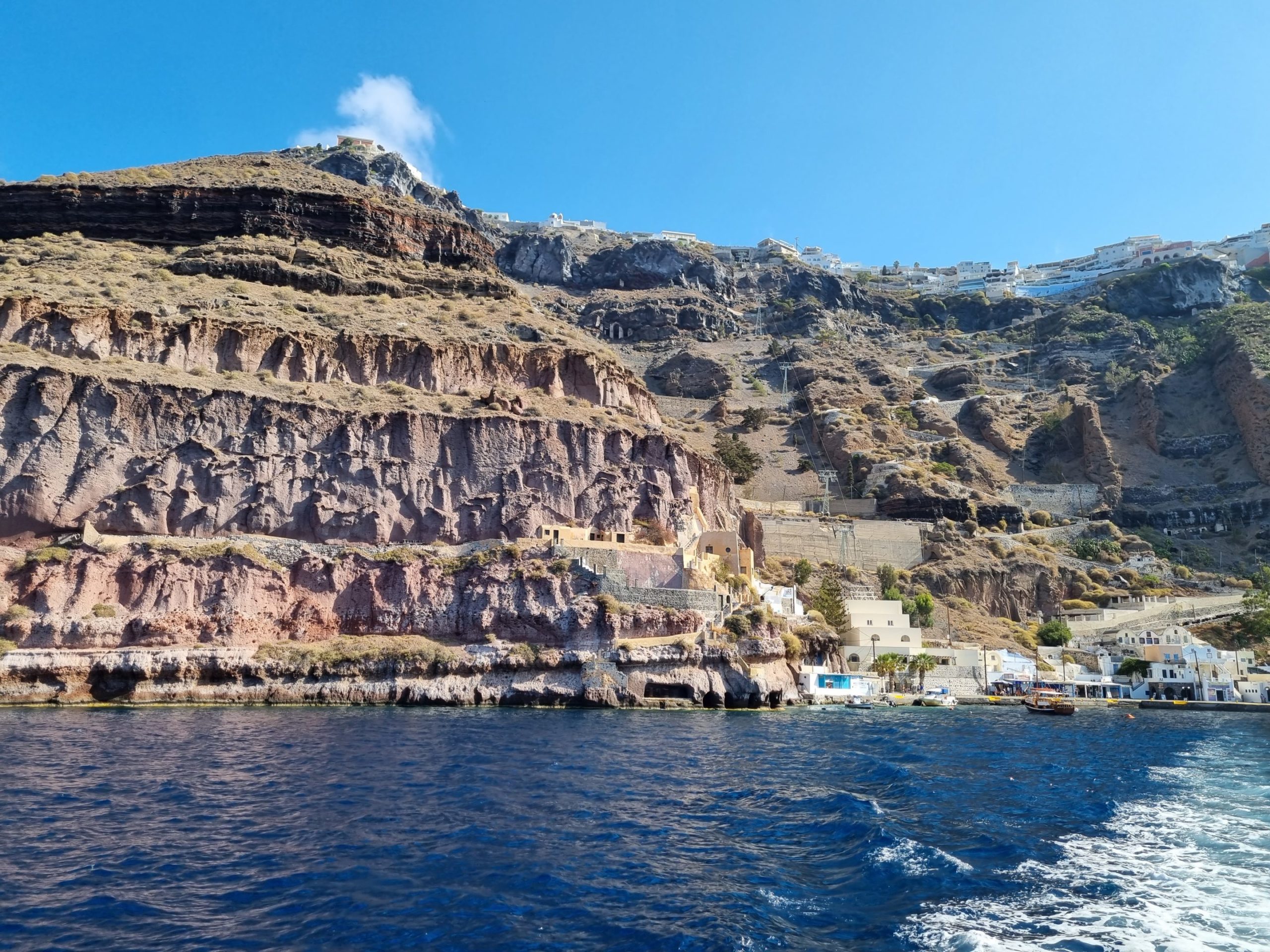 Fira schwebt hoch oben an der Kraterwand - Alter Hafen, Caldera, Fira, Gebäude, Karavolades Treppe, Kraterrand, Seilbahn, Steilküste - (Fira, Ia, , Griechenland)