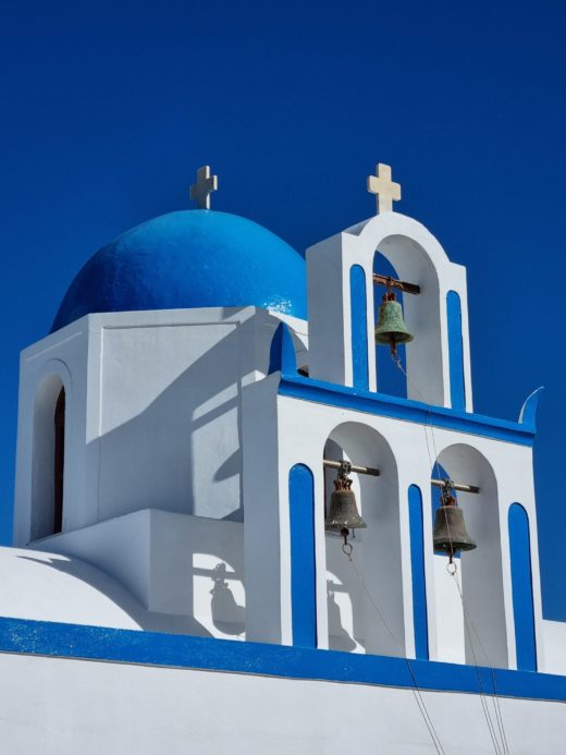 Blau-weiße griechische Idylle - Blaue Kuppel, Gebäude, Glockenturm, Heiliges Kreuz, Himmel, Kirche des Propheten Elias, Kreuz - (Porí, Ia, , Griechenland)